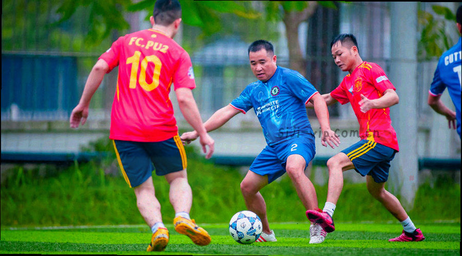 密集网格与两台设备轮廓叠加的抽象图